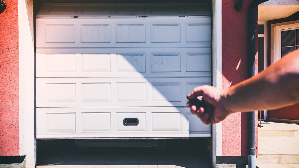Jak działa automatyka w bramach garażowych?